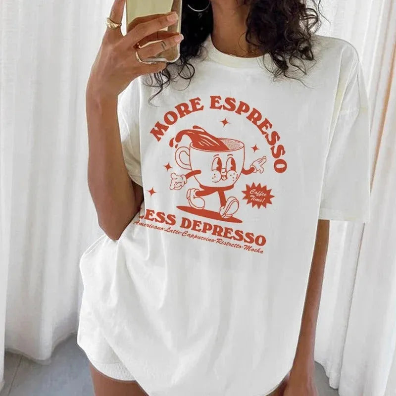 Frau trägt weißes T-Shirt mit rotem "More Espresso, Less Depresso"-Aufdruck. Trendige Mode, lässiger Stil, Kaffee-Liebhaber, Streetwear.