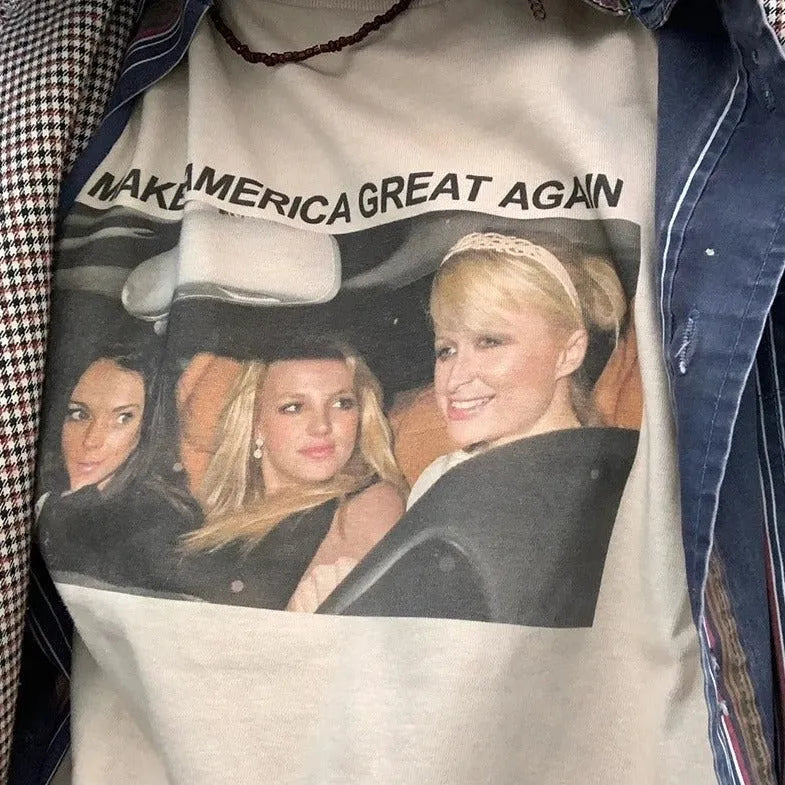 T-Shirt mit Aufdruck "Make America Great Again", zeigt drei Frauen im Auto. Modisches Statement, Popkultur, trendige Kleidung, Streetwear.