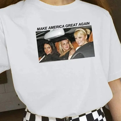 Weißes T-Shirt mit Aufdruck "Make America Great Again" und Foto von drei Frauen im Auto. Modetrend, Statement-Shirt, lässiger Stil.