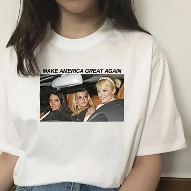Weißes T-Shirt mit Aufdruck "Make America Great Again", zeigt drei Frauen im Auto. Trendige Mode, politisches Statement, Streetwear.