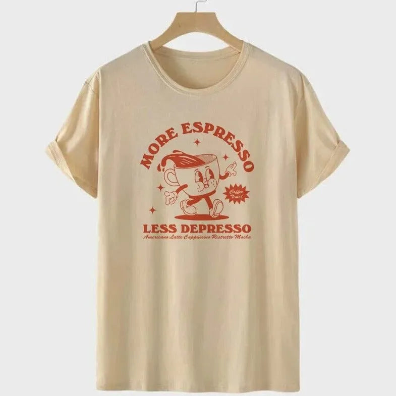 Beiges T-Shirt mit rotem Aufdruck "More Espresso Less Depresso", Cartoon-Design, lässiger Stil, ideal für Kaffeeliebhaber, Unisex-Mode.