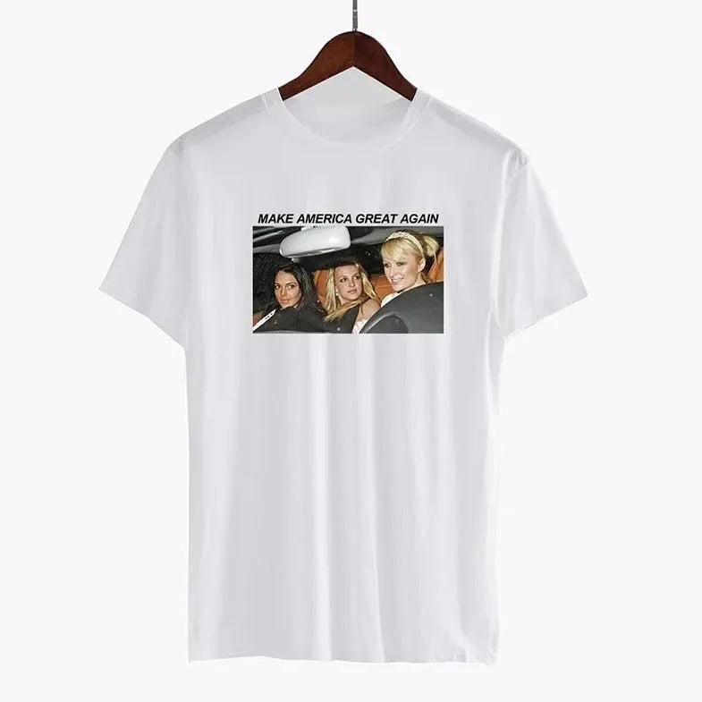 Weiße T-Shirt mit "Make America Great Again"-Aufdruck, Damenfoto. Hochwertige Baumwolle, modisches Design, ideal für politische Statements.