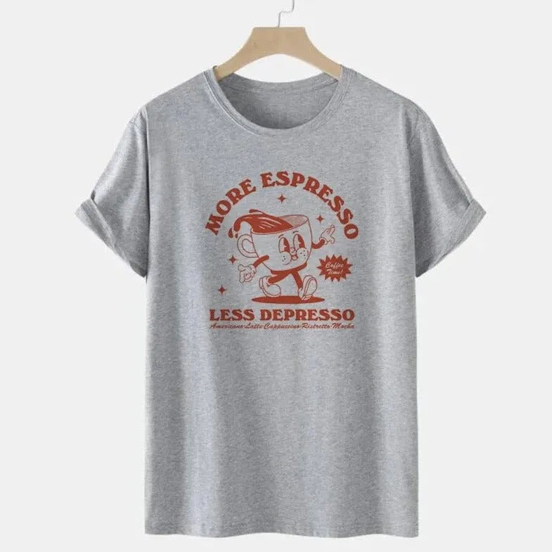 Graues T-Shirt mit rotem Aufdruck "More Espresso Less Depresso", lustiges Cartoon-Design, Baumwolle, lässiger Stil, ideal für Kaffeeliebhaber.