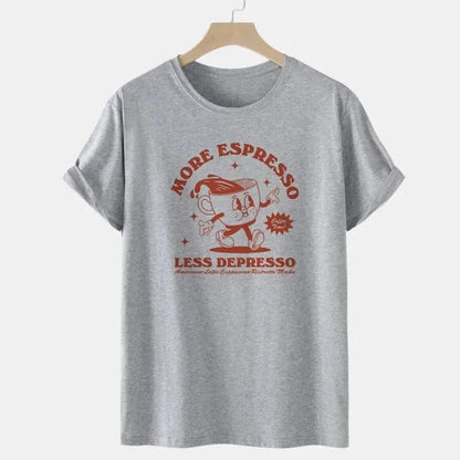 Graues T-Shirt mit rotem Aufdruck "More Espresso Less Depresso", lustiges Cartoon-Design, Baumwolle, lässiger Stil, ideal für Kaffeeliebhaber.