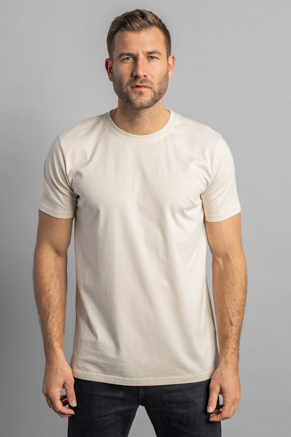 Mann in cremefarbenem T-Shirt, Kurzarm, Baumwolle, lässig, Mode, Herrenbekleidung.