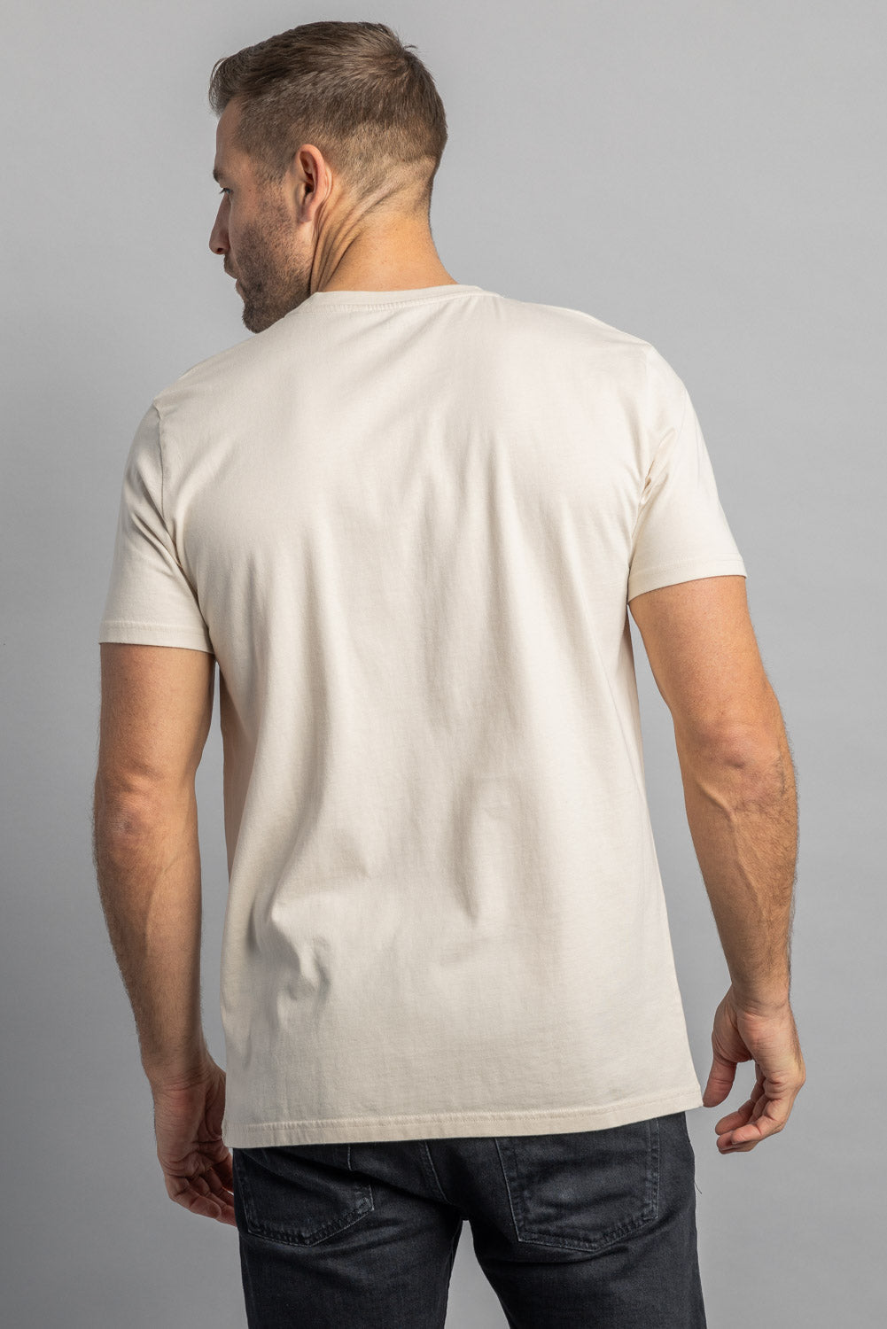 Mann trägt weißes T-Shirt aus Baumwolle, Rückansicht, lässige Mode, Herrenbekleidung.