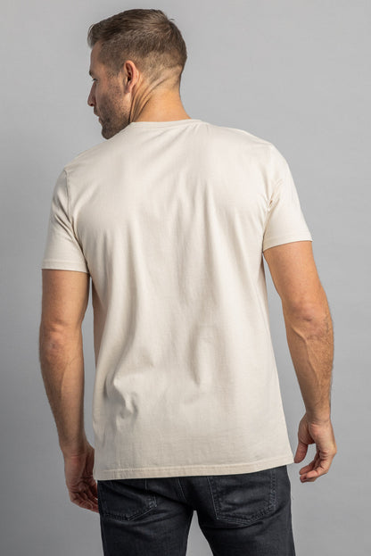 Mann trägt weißes T-Shirt aus Baumwolle, Rückansicht, lässige Mode, Herrenbekleidung.