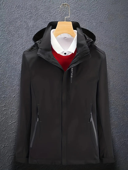 Schwarze Herrenjacke mit Kapuze, kombiniert mit weißem Hemd und rotem Pullover. Stilvolle, elegante Mode für Herbst und Winter.