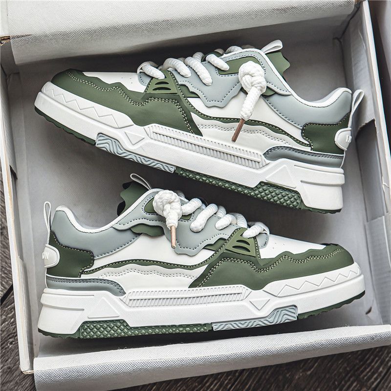 Grüne und weiße Sneaker, Herren, Leder, modisch, sportlich, in Schuhkarton.