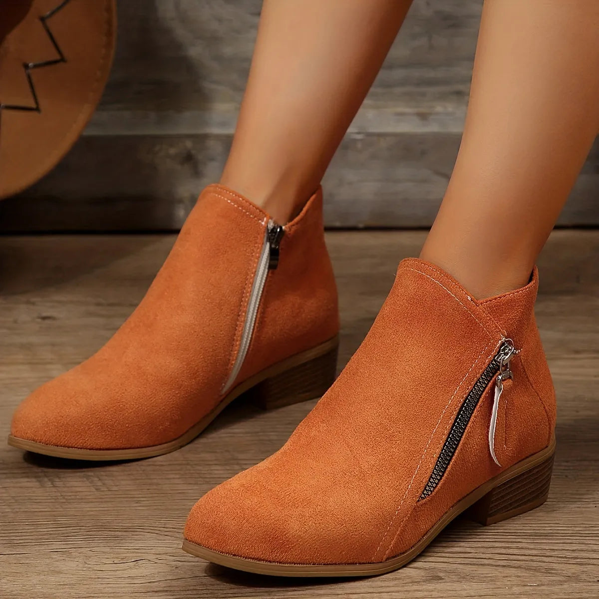 Damen Stiefeletten in Orange, Wildlederoptik, mit seitlichem Reißverschluss. Modische Herbstschuhe, bequem und stilvoll für jeden Anlass.