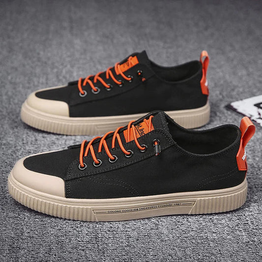 Modische Herrensneaker, schwarz mit orangefarbenen Schnürsenkeln, ideal für Frühling und Herbst. Bequeme, vulkanisierte Skate-Schuhe 2023.