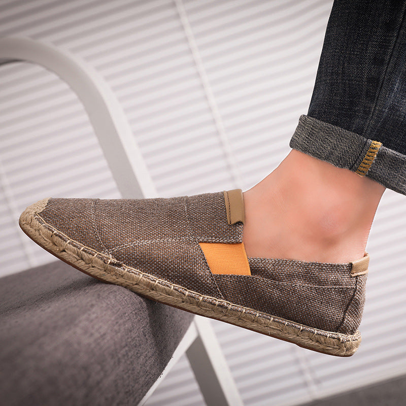 Braune Leinen-Espadrilles für Herren, lässig, bequem, mit geflochtener Sohle.