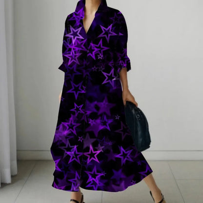Langes Kleid mit lila Sternenmuster, elegantes Design, ideal für Abendmode. Perfekt für stilvolle Auftritte und modische Anlässe.