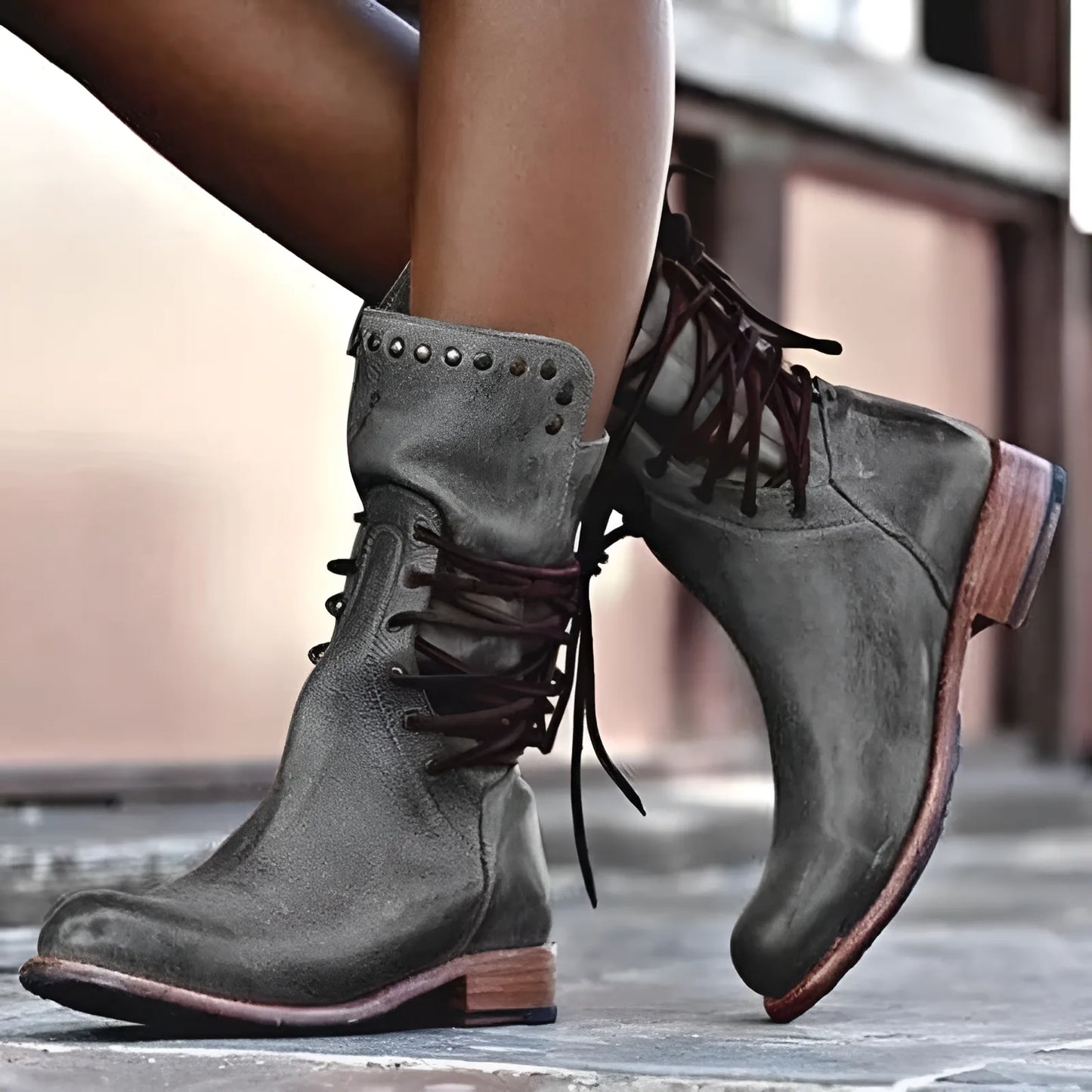 Damenstiefel aus Leder, grau, mit Nieten und Schnürung. Modische, robuste Boots für Herbst und Winter. Perfekt für urbanen Stil und Komfort.