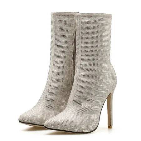 Elegante Damen-Stiefeletten mit hohem Absatz, beige, aus perforiertem Material. Perfekt für modische Outfits und stilvolle Anlässe.