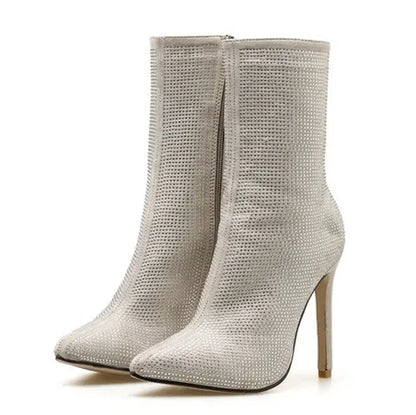 Elegante Damen-Stiefeletten mit hohem Absatz, beige, aus perforiertem Material. Perfekt für modische Outfits und stilvolle Anlässe.