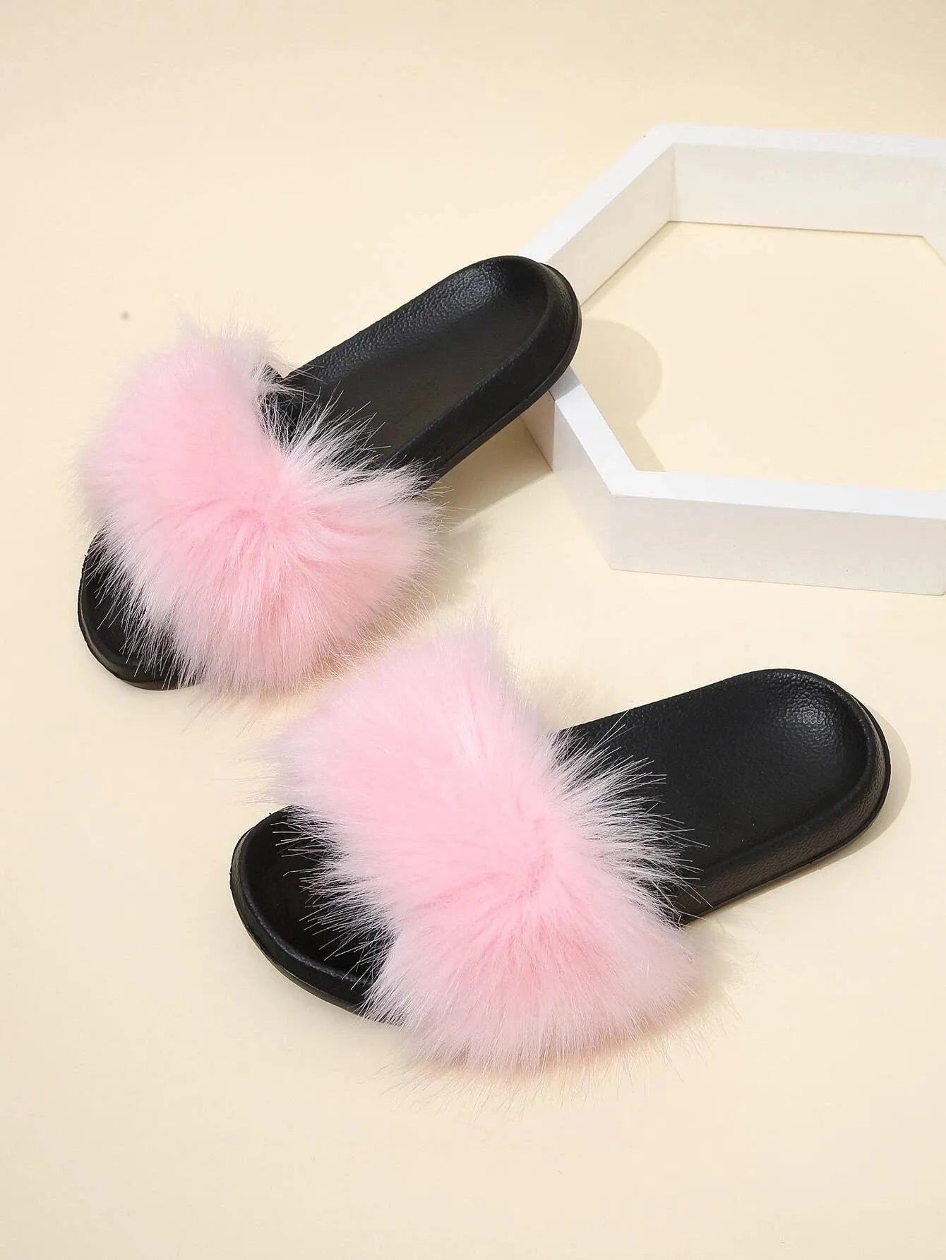 Damen Hausschuhe mit rosa Kunstfell, flauschig und bequem, ideal für den Innenbereich. Modische Pantoffeln für gemütliche Stunden zu Hause.