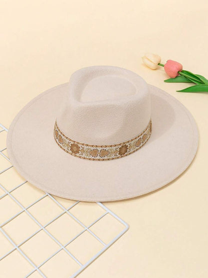 Beiger Damenhut mit breiter Krempe und gemustertem Band, modisches Accessoire, Sommerhut.