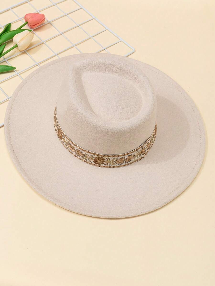 Beiger Filzhut mit gemustertem Band, Damenmode, eleganter Sommerhut, Accessoire.