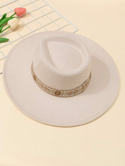Beiger Filzhut mit gemustertem Band, Damenmode, eleganter Sommerhut, Accessoire.