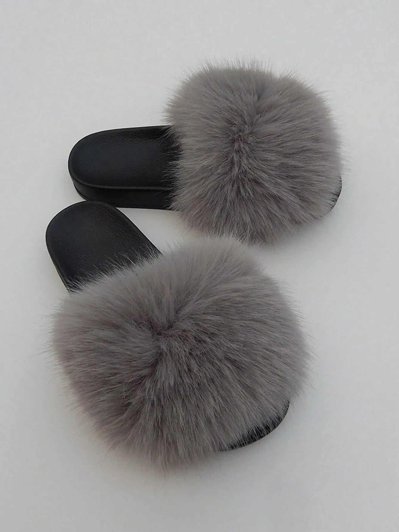 Graue Pelzhausschuhe mit flauschigem Kunstfell, ideal für gemütliche Abende. Bequeme Damen-Slipper, stilvoll und warm. Perfekt für Zuhause.