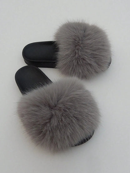 Graue Pelzhausschuhe mit flauschigem Kunstfell, ideal für gemütliche Abende. Bequeme Damen-Slipper, stilvoll und warm. Perfekt für Zuhause.