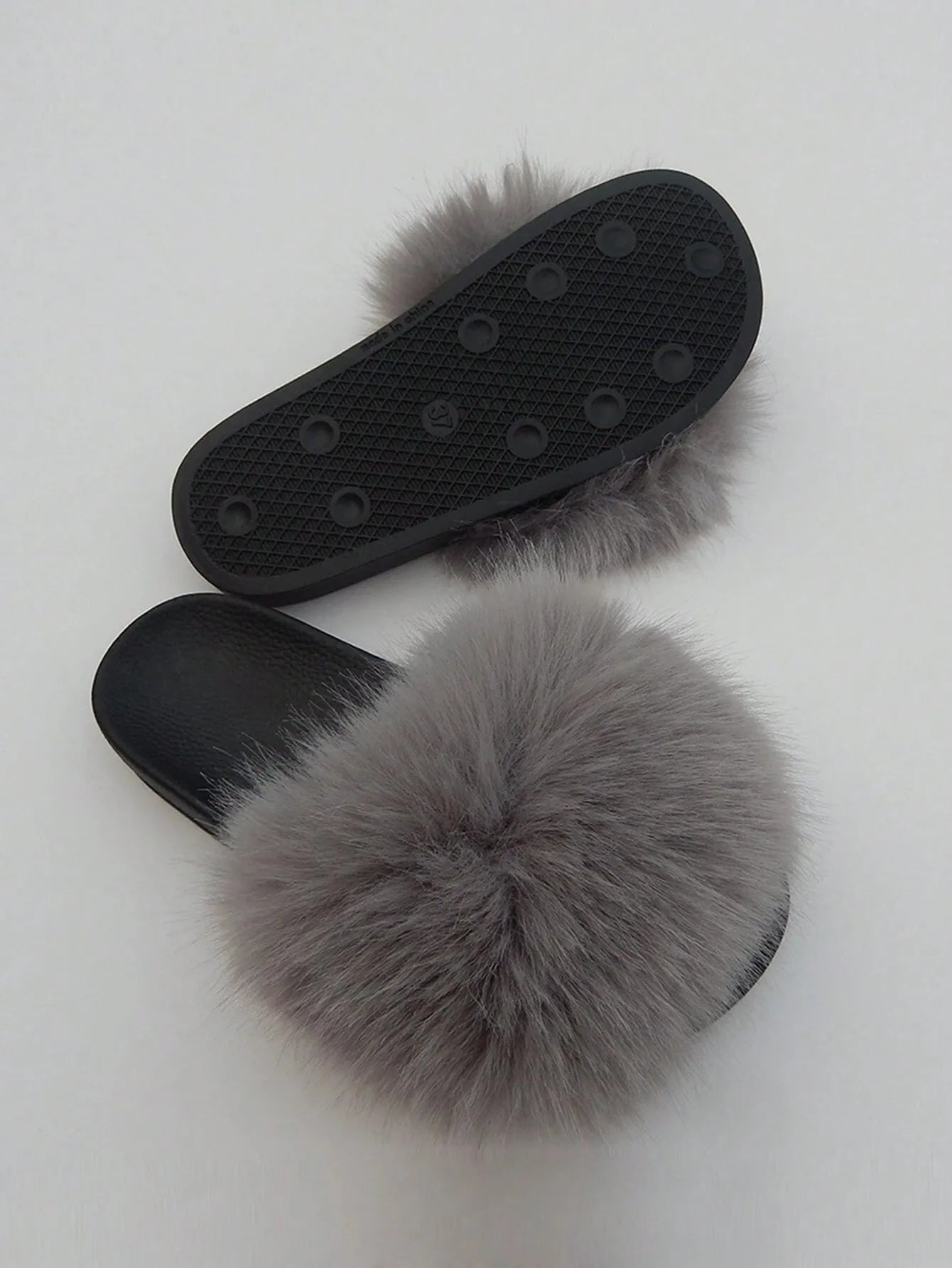 Graue Pelzhausschuhe mit rutschfester Sohle, ideal für Komfort und Stil. Flauschige Damen-Slipper, perfekt für gemütliche Wintertage.