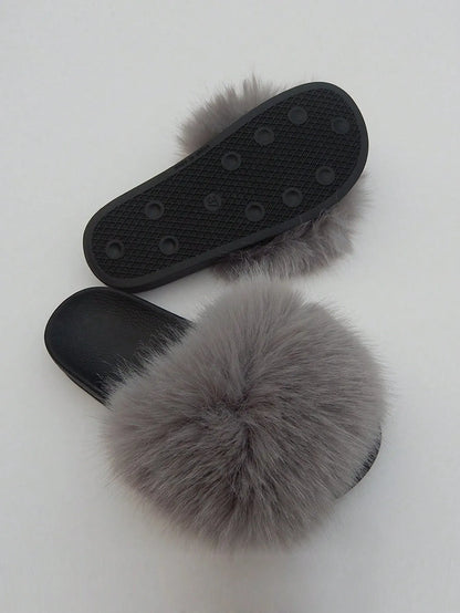Graue Pelzhausschuhe mit rutschfester Sohle, ideal für Komfort und Stil. Flauschige Damen-Slipper, perfekt für gemütliche Wintertage.
