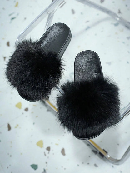 Schwarze Pelzhausschuhe auf transparentem Stuhl, luxuriöses Design, gemütliche Damenmode, stilvolle flauschige Pantoffeln für Zuhause.
