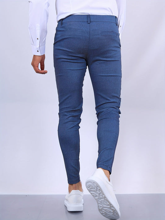 Mann in blauer Slim-Fit-Hose und weißen Sneakers, Rückansicht, modische Herrenbekleidung.