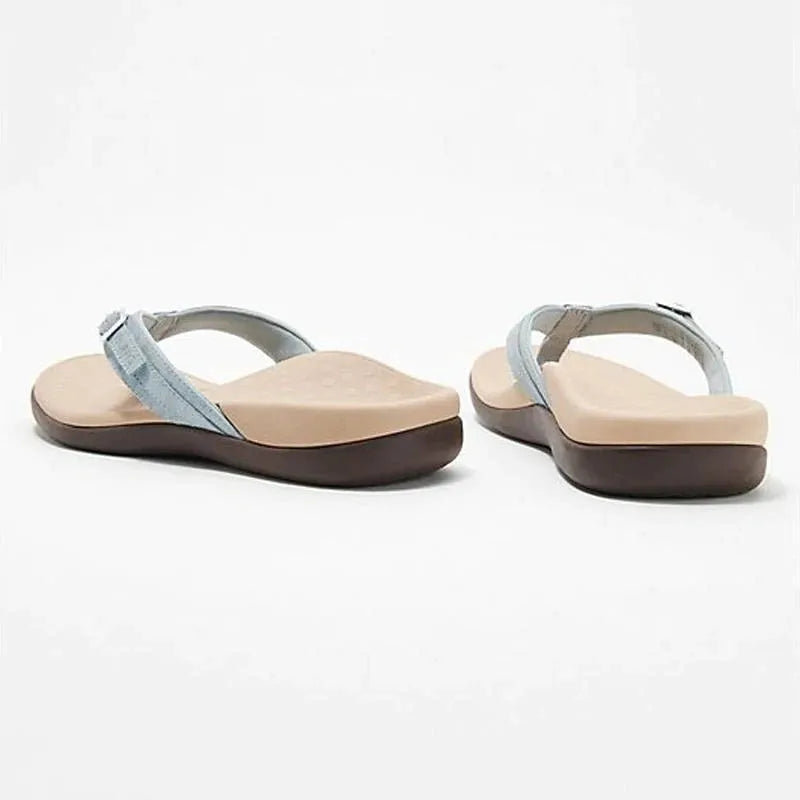 Damen Flip-Flops mit ergonomischem Fußbett, hellblauem Riemen und rutschfester Sohle. Ideal für Sommer, Strand und Freizeit. Komfortable Sandalen.
