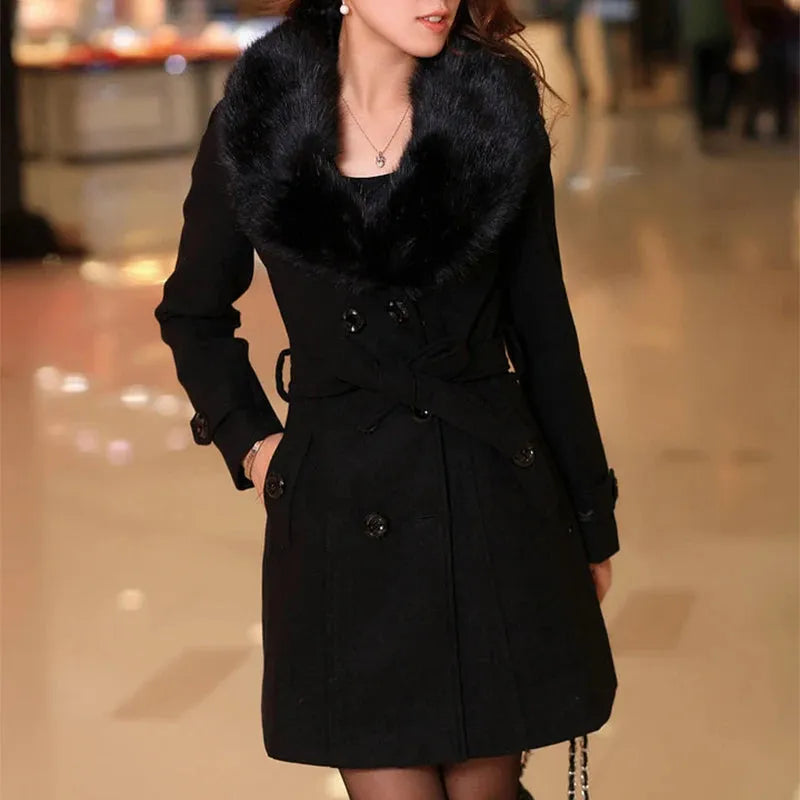Eleganter schwarzer Damenmantel mit Kunstpelzkragen, ideal für Herbst und Winter. Stilvoller Trenchcoat, perfekt für modische Outfits.