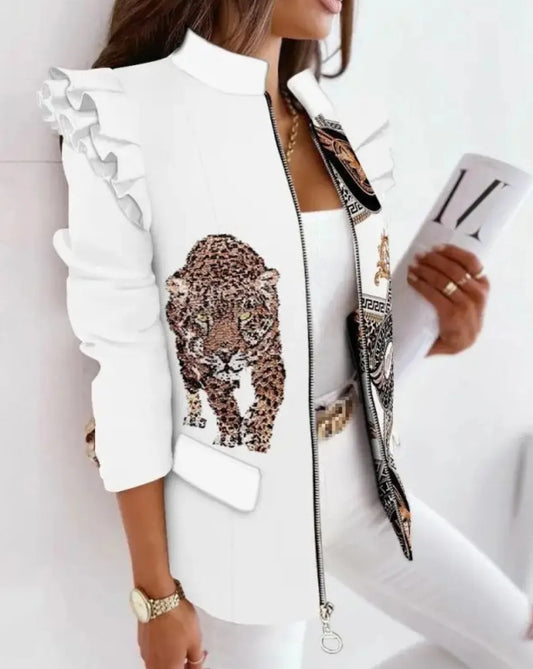 Damenjacke mit Leopardenmuster, weiß, Reißverschluss, Rüschenärmel, elegantes Design, modisch, stilvoll, ideal für Herbstmode.