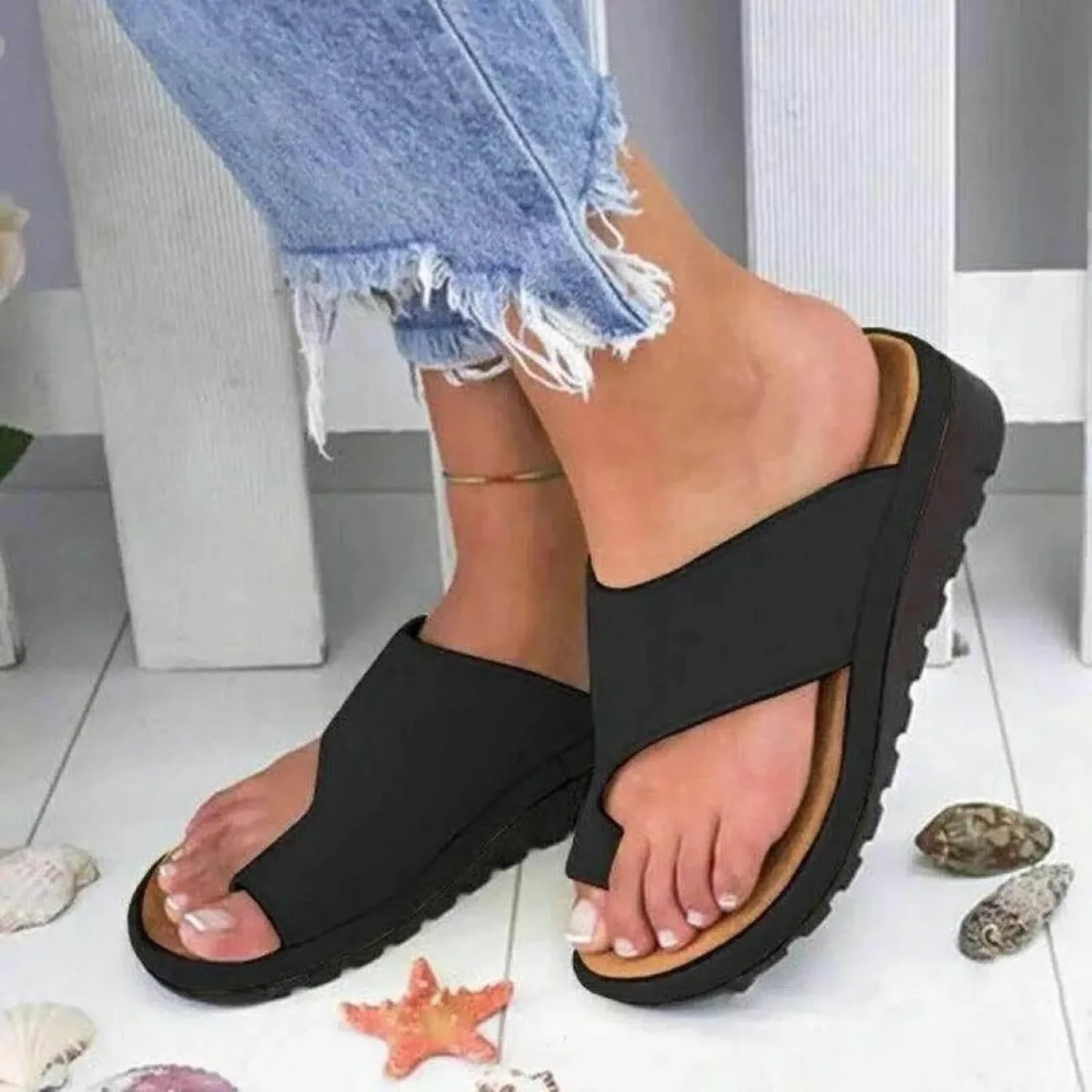 Damen Sandalen in Schwarz, bequem und modisch, ideal für den Sommer. Perfekt für Strand und Freizeit. Hochwertige Materialien, lässiger Look.