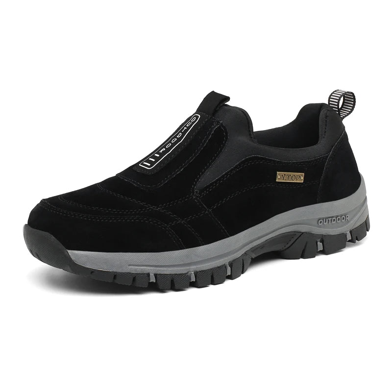 Schwarzer Outdoor-Slipper für Herren, rutschfest, robust, ideal für Wandern und Freizeit.