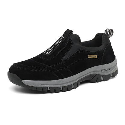 Schwarzer Outdoor-Slipper für Herren, rutschfest, robust, ideal für Wandern und Freizeit.