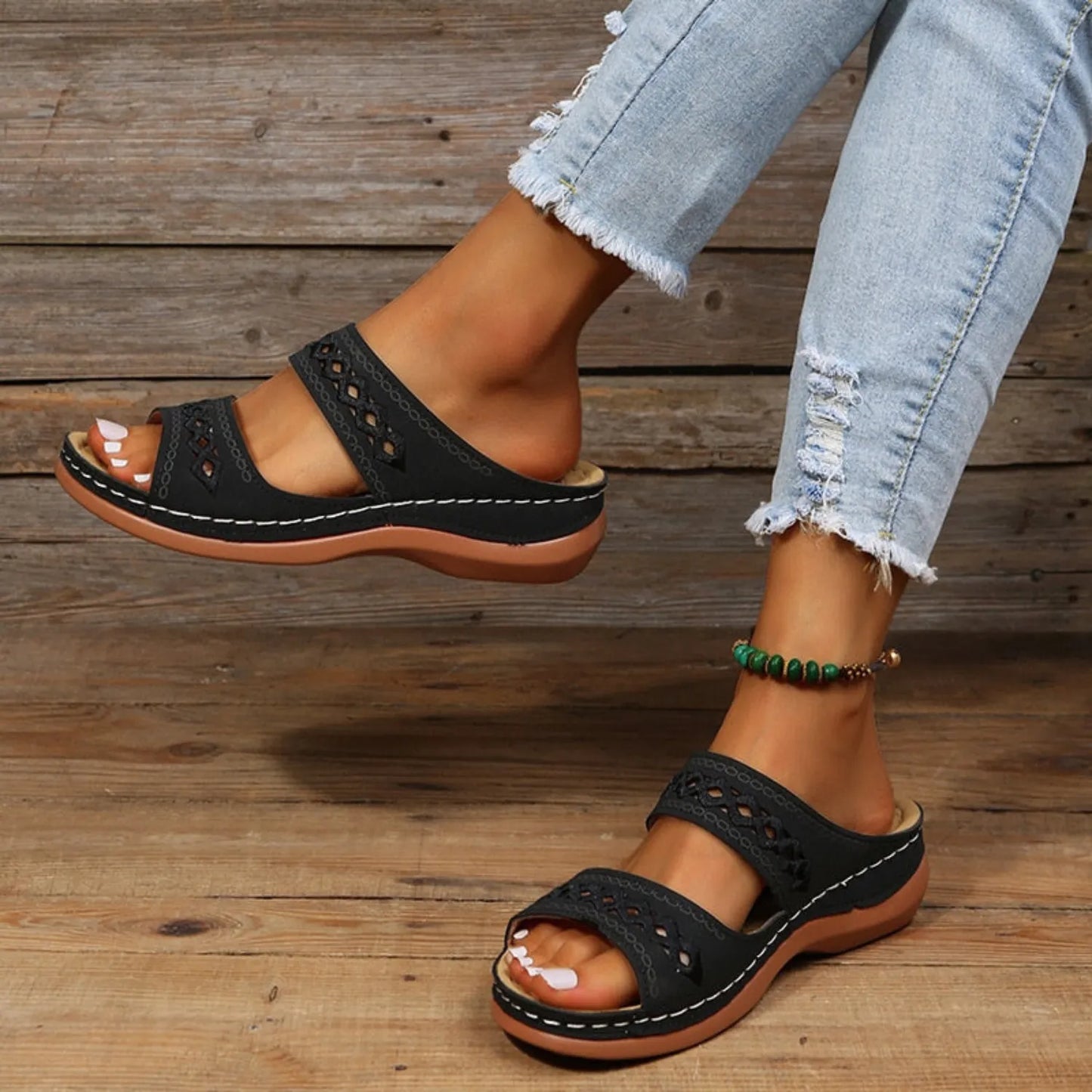 Damen Sandalen mit Keilabsatz, schwarzes Leder, perforiertes Design, bequeme Sommerschuhe, ideal für Freizeit und Strand, modisch und elegant.