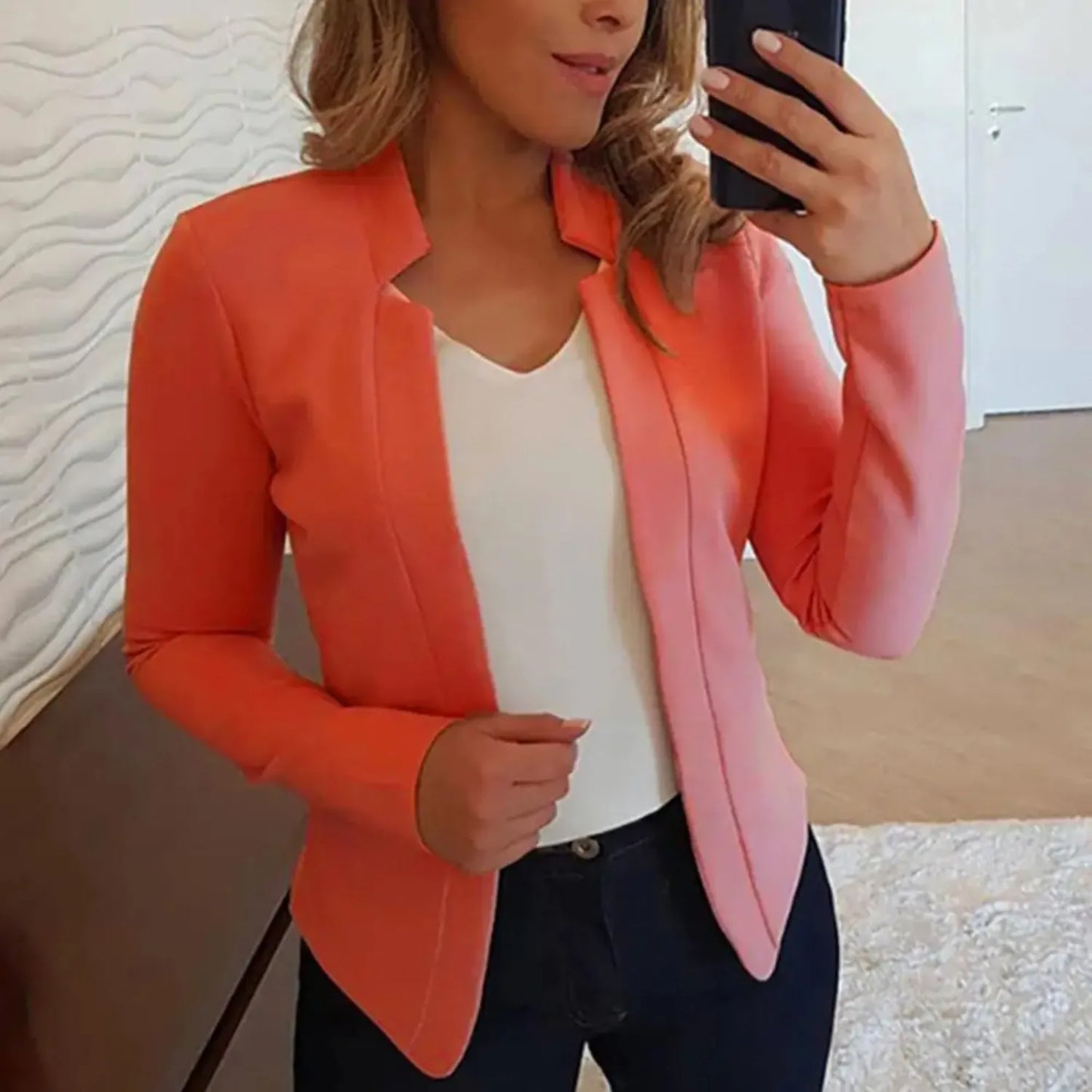 Damenblazer in leuchtendem Orange, kombiniert mit weißem Top und dunkler Jeans. Perfekt für Business-Casual-Looks und modische Outfits.