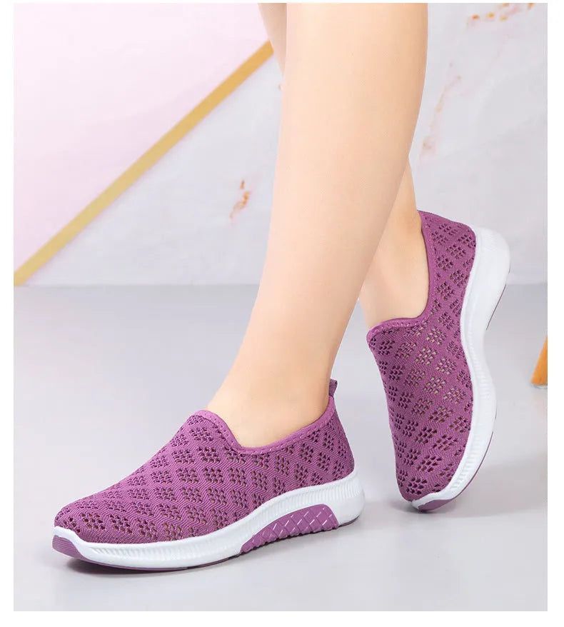 Lila Damen-Sneaker mit atmungsaktivem Mesh-Design und weißer Sohle. Bequeme, modische Schuhe für Freizeit und Sport. Ideal für den Sommer.