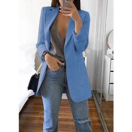 Damenmode: Eleganter blauer Blazer kombiniert mit grauem Top und Jeans. Perfekt für stilvolle Freizeit- und Business-Looks.