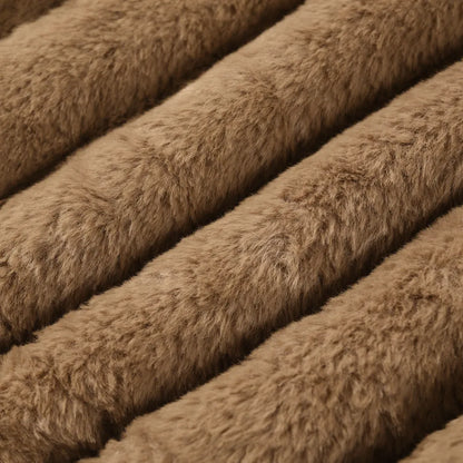 Brauner Kunstpelzstoff, weich und flauschig, ideal für Heimtextilien und Modeaccessoires. Hochwertige Textur, vielseitig einsetzbar.