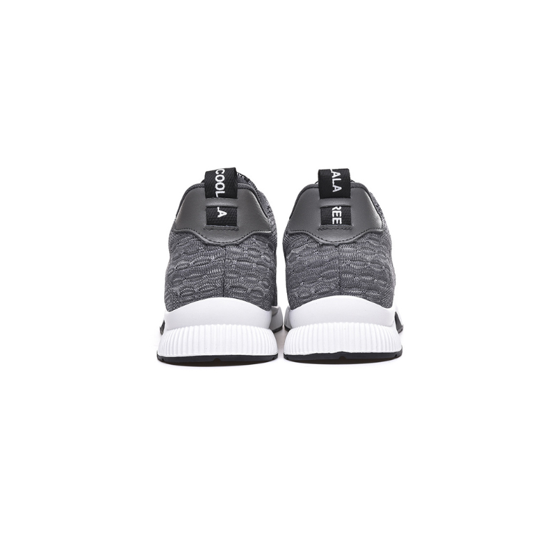 Graue Sportschuhe Rückansicht, gestricktes Obermaterial, weiße Sohle, Herren Sneaker.