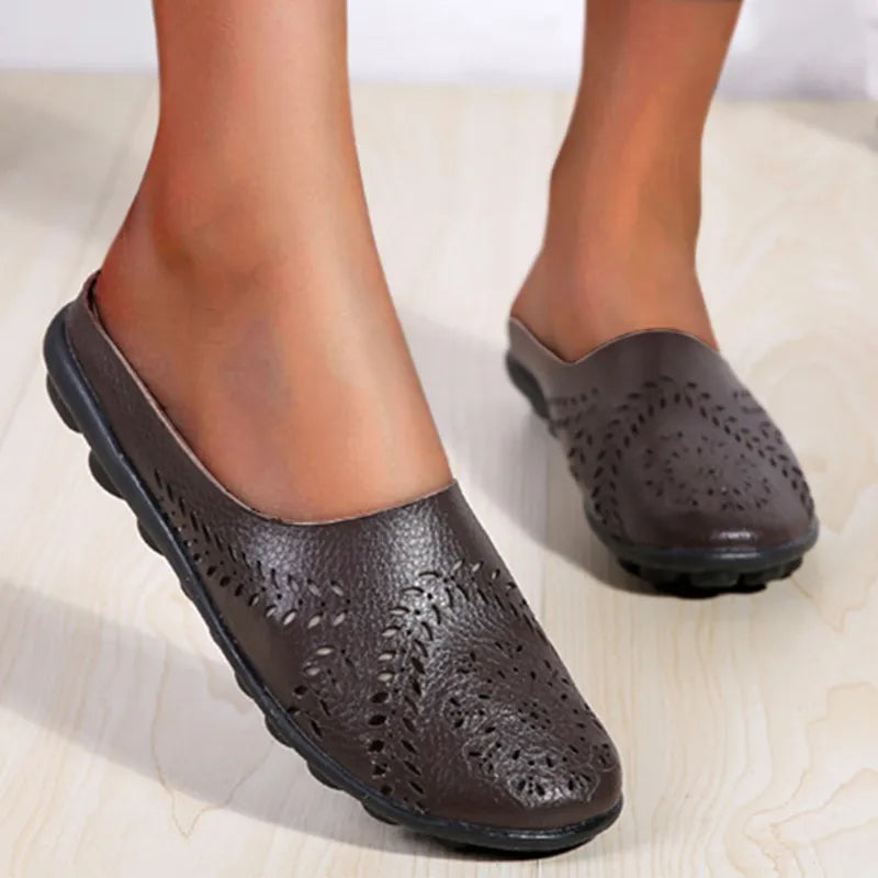 Damen-Lederpantoffeln in Braun mit rutschfester Sohle und elegantem Lochmuster. Bequeme Hausschuhe für den Alltag. Ideal für Zuhause.