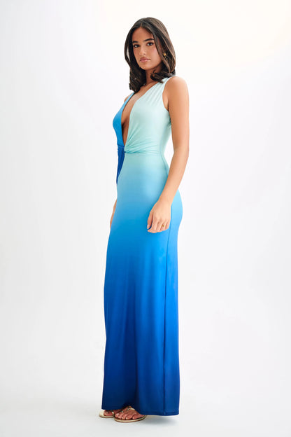Frau in elegantem, blauem Ombre-Maxikleid mit tiefem V-Ausschnitt. Perfekt für Abendmode, Sommerkleider, stilvolle Damenmode.