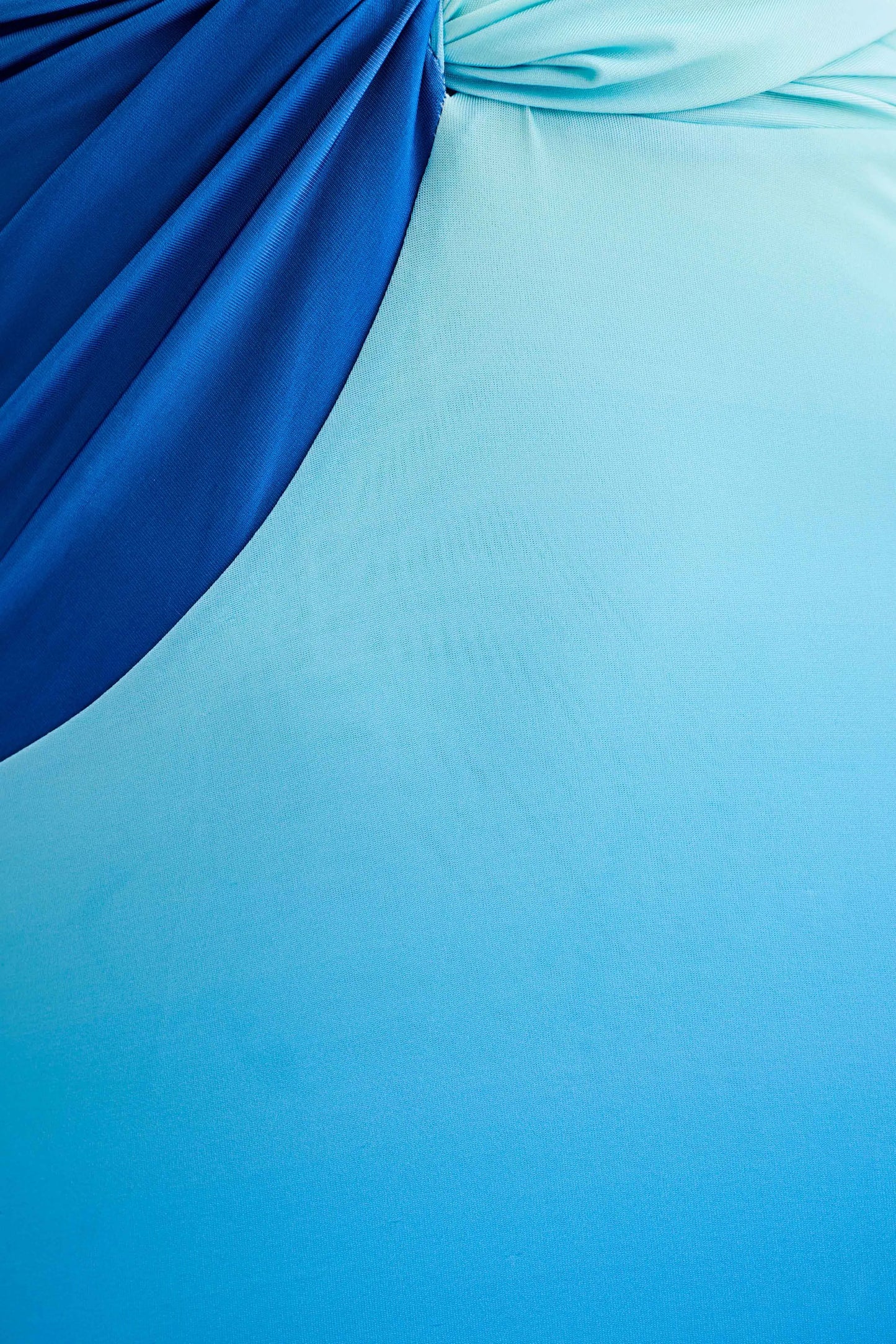 Blaues, drapiertes Kleid aus weichem Stoff, ideal für elegante Anlässe. Perfekte Passform, hochwertiges Material, modisches Design.