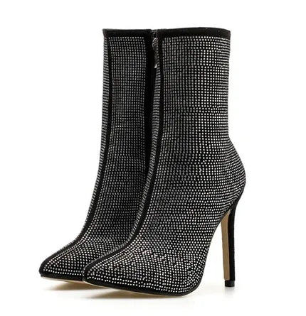 Schwarze Stiefeletten mit Strasssteinen, spitzer Zehenpartie und hohem Absatz. Elegante Damenmode, ideal für Partys und besondere Anlässe.