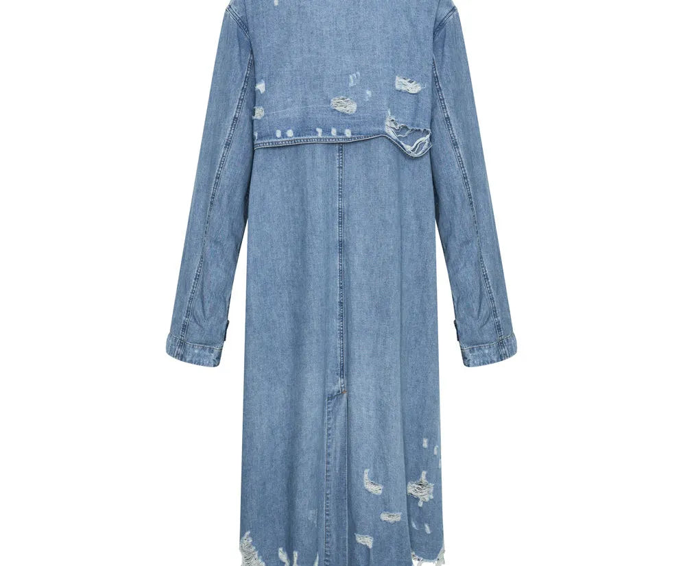 Langer Jeansmantel mit Distressed-Details, modisch und urban. Perfekt für trendige Outfits. Hochwertige Denim-Mode für Damen.