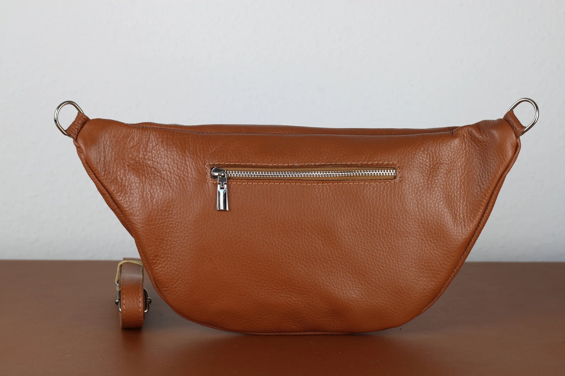Braune Leder-Bauchtasche mit Reißverschluss, stilvoll und praktisch, ideal für Reisen und Alltag. Hochwertige Materialien, modisches Accessoire.