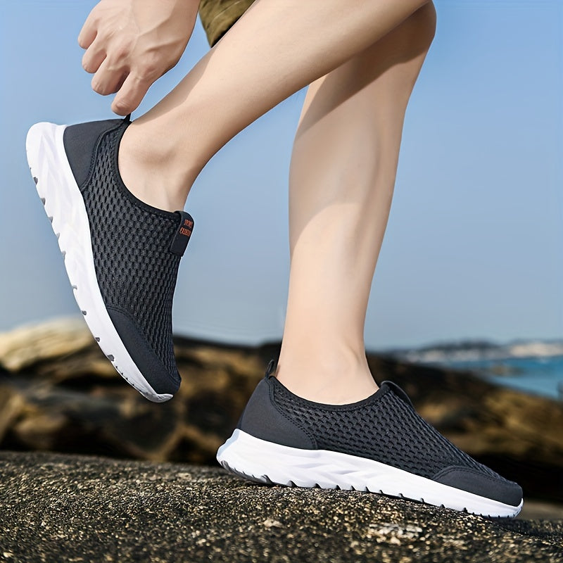 Leichte, atmungsaktive schwarze Sportschuhe für Herren, ideal für Outdoor-Aktivitäten. Rutschfeste Sohle, modernes Design, hoher Tragekomfort.