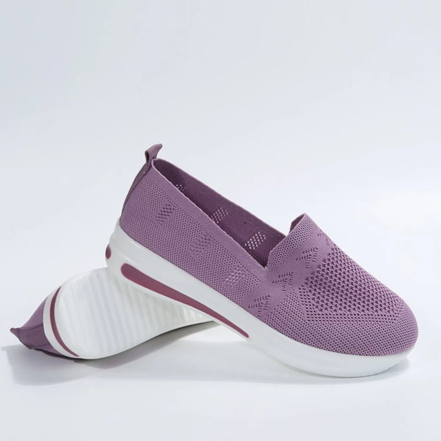 Lila Damen-Sneaker mit atmungsaktivem Strick-Obermaterial und weißer Sohle. Bequeme, modische Schuhe für Alltag und Freizeit.